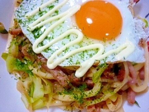 目玉焼き乗せ＊ベーコンとキャベツの焼きうどん